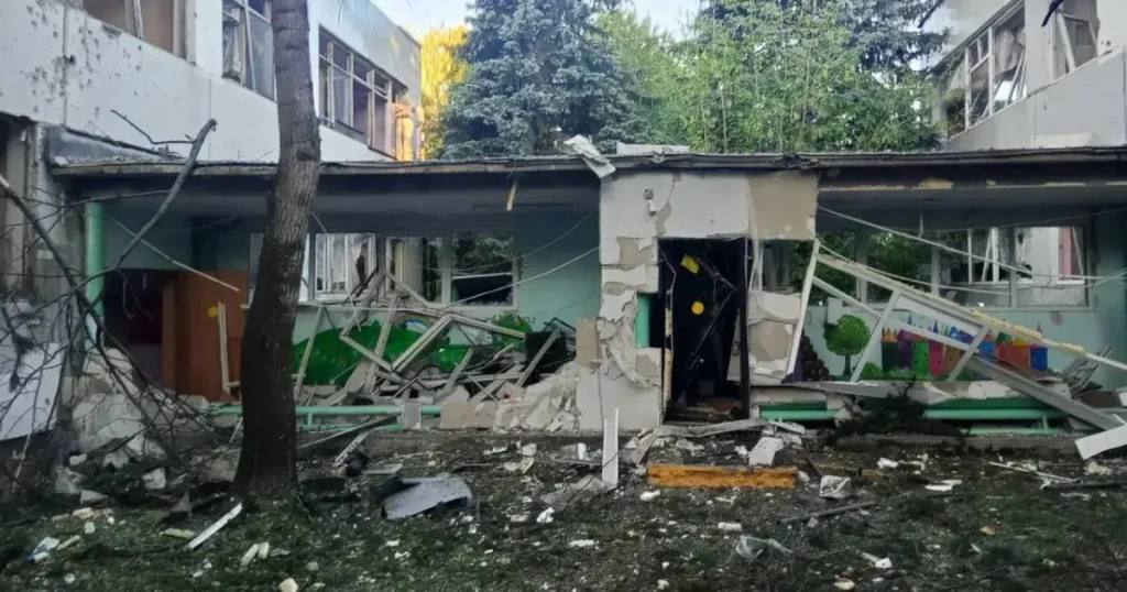 Gli attacchi di droni ucraini contro la Russia uccidono almeno 8 persone e ne feriscono dozzine