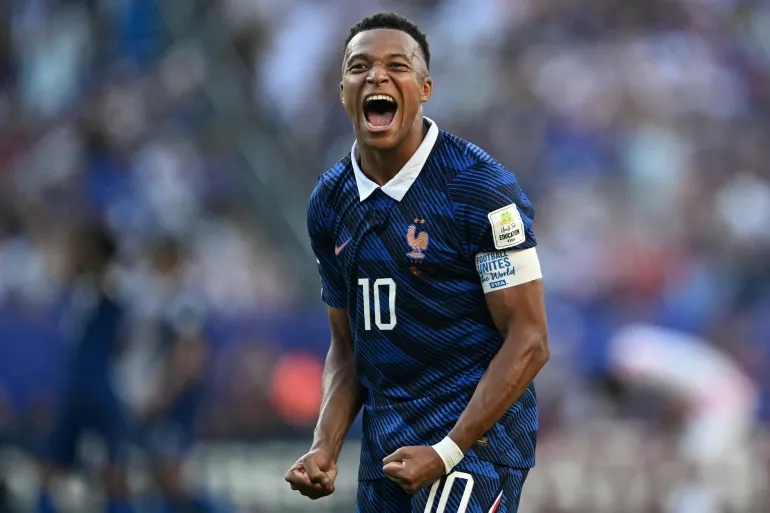 L'attaccante francese n. 10 Kylian Mbappe festeggia dopo aver vinto gli ottavi di finale della Coppa del Mondo 2026 tra Paraguay e Francia al Philadelphia Stadium di Filadelfia il 4 luglio 2026. (Foto di MAURO PIMENTEL / AFP)