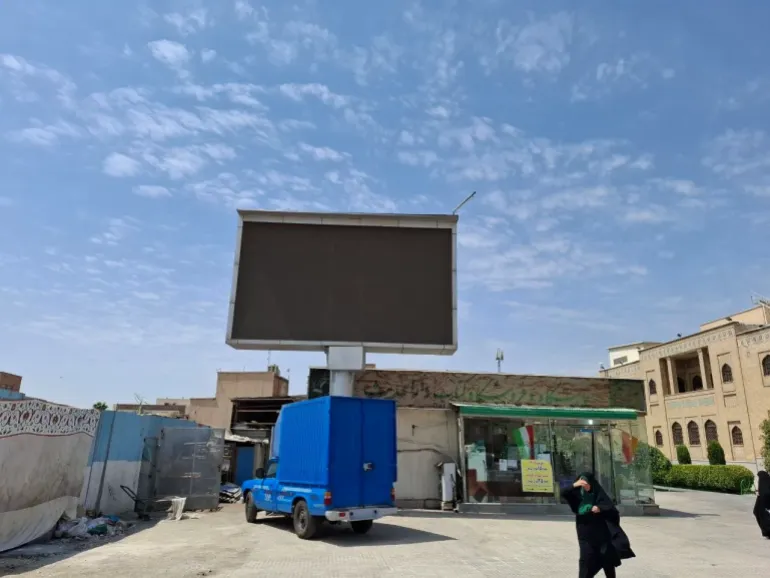 Enormi cartelloni pubblicitari digitali e schermi urbani sono completamente bui in tutta Teheran mentre la rete nazionale, sovraccarica, fatica a soddisfare la domanda di base. [Rasol Alhaei/Oltre La Linea]
