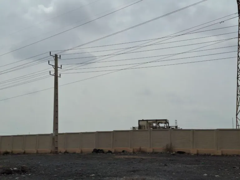 I sottoinvestimenti cronici, le massicce perdite di energia e l’invecchiamento delle reti di trasmissione rimangono le cause profonde del grave deficit energetico del Paese. [Rasol Alhaei/Oltre La Linea]