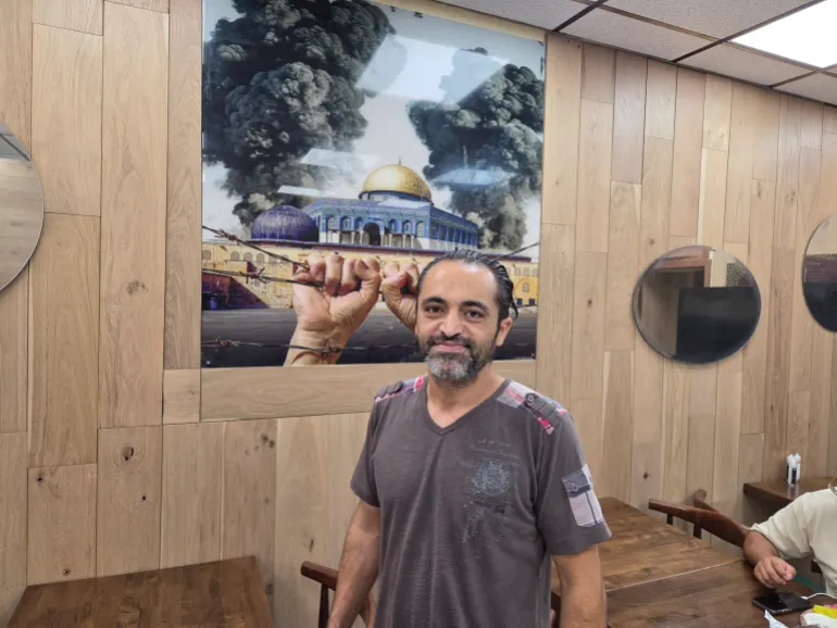Mahmoud Kasem, imprenditore palestinese americano, nel suo ristorante a Brooklyn, New York, il 17 luglio