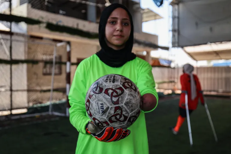 Il portiere Aisha al-Abadli ha trovato una nuova vita attraverso il calcio