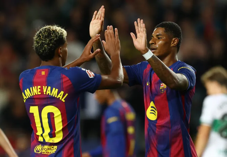 Marcus Rashford di Barcellona celebra il terzo gol con Lamine Yamal