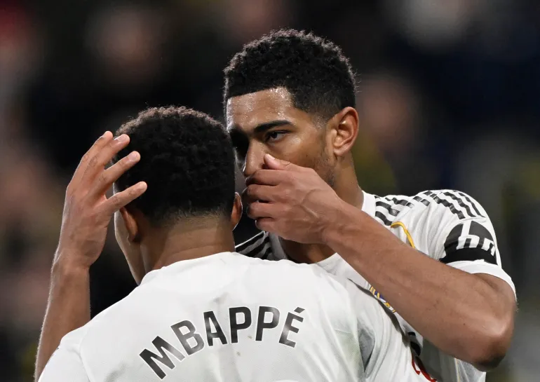 Kylian Mbappe del Real Madrid parla con Jude Bellingham prima di calciare un rigore