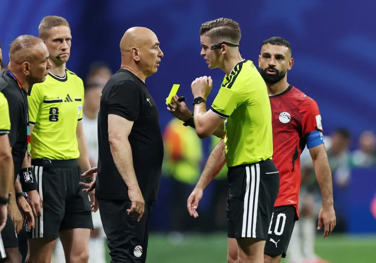 Calcio Calcio - Coppa del mondo FIFA 2026 - turno di 16 - Argentina v Egitto - Atlanta Stadium, Atlanta, Georgia, USA - 7 luglio 2026 L'allenatore egiziano Hossam Hassan viene mostrato un cartellino giallo dall'arbitro Francois Letexier REUTERS/Paul Childs IMMAGINI TPX DEL GIORNO