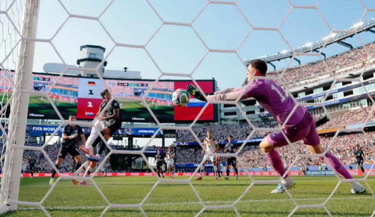 Calcio Calcio - Coppa del mondo FIFA 2026 - turno di 32 - Germania contro Paraguay - Boston Stadium, Foxborough, Massachusetts, USA - 29 giugno 2026 Orlando Gill del Paraguay in azione mentre salva dal tedesco Kai Havertz REUTERS/Peter Cziborra