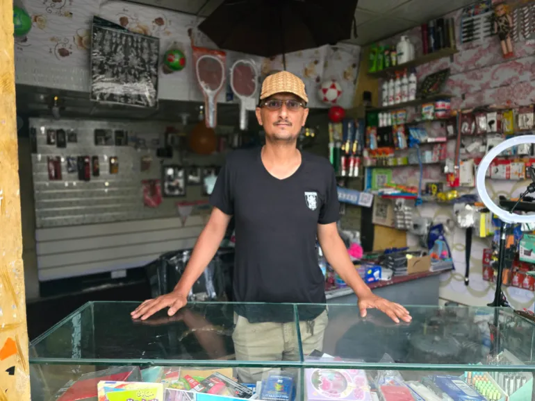 Tareq Al-Mallah, proprietario di un negozio a Taiz, ha notato un aumento delle imprese guidate da donne che competono attivamente con gli uomini nel mercato locale. [Nasser Al-Sakkaf/Oltre La Linea]