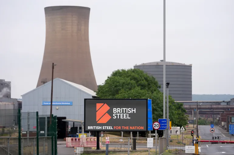 SCUNTHORPE, INGHILTERRA - 16 LUGLIO: Un cartello fuori dallo stabilimento Scunthorpe di British Steel dichiara 