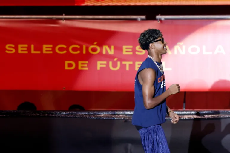 L'attaccante spagnolo Lamine Yamal festeggia sul palco di Piazza Cibeles a Madrid il 20 luglio 2026, un giorno dopo aver vinto il suo secondo titolo di Coppa del Mondo dopo una vittoria per 1-0 contro l'Argentina. I vincitori della Coppa del Mondo di Spagna tornano a casa accolti da eroi a Madrid, dove sono attesi un milione di tifosi ad accoglierli dopo una notte di festeggiamenti chiassosi in tutto il paese. (Foto di Oscar DEL POZO/AFP)
