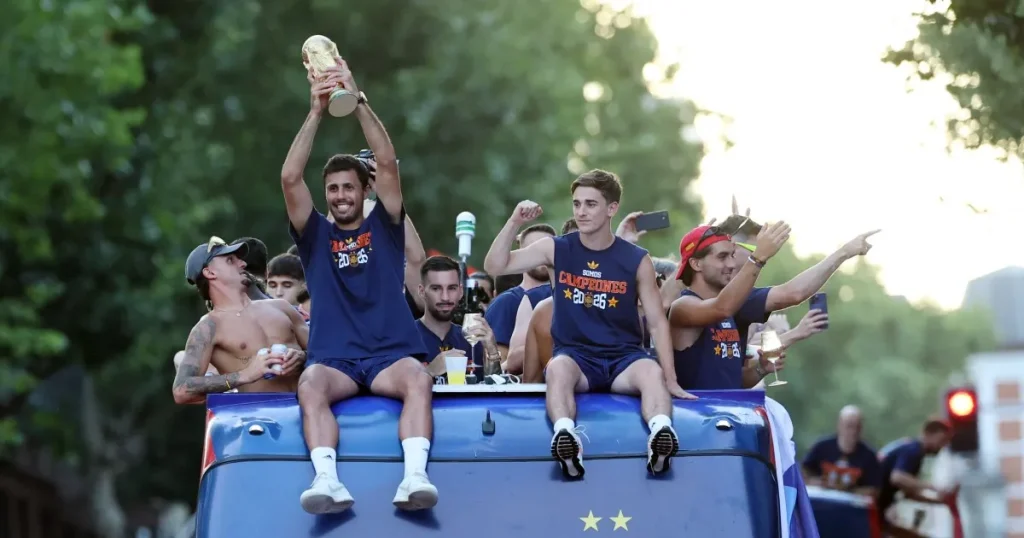 I campioni della Coppa del Mondo della Spagna tornano al benvenuto reale e sfilano per Madrid
