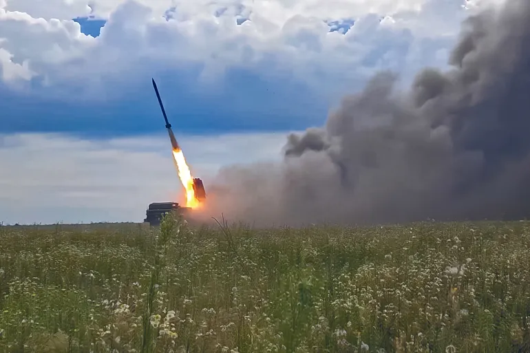 epa13127495 Un'immagine fissa tratta da un video fornito dal servizio stampa del Ministero della Difesa russo il 23 luglio 2026 mostra un sistema missilistico russo a lancio multiplo pesante da 220 mm Uragan che spara in una località sconosciuta in Ucraina. DISPENSA DEL SERVIZIO STAMPA EPA/MINISTERO DELLA DIFESA RUSSO SOLO PER USO EDITORIALE/NESSUNA VENDITA