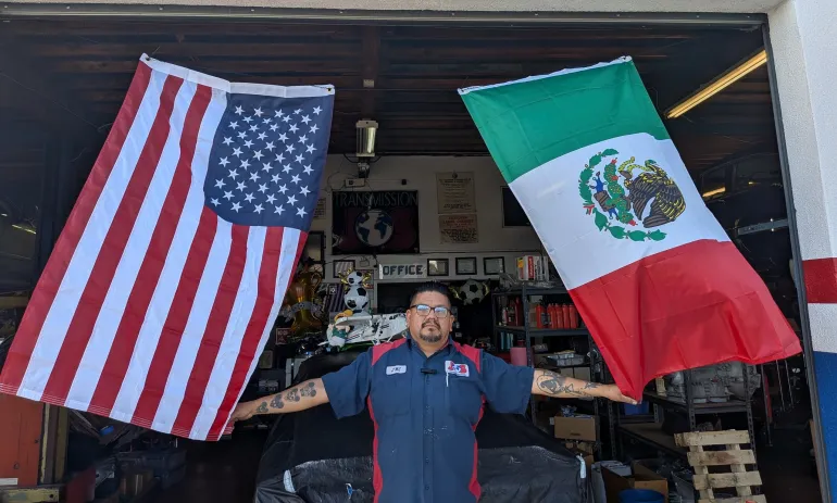 Juan Cortes fuori dalla sua officina meccanica a Los Angeles, 11 giugno 2026