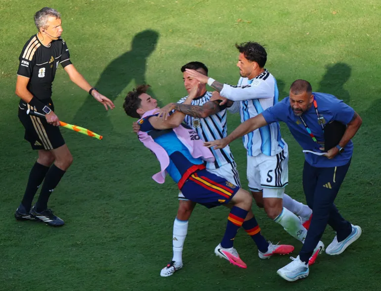 Leandro Paredes e Thiago Almada dell'Argentina si scontrano con lo spagnolo Gavi dopo la partita