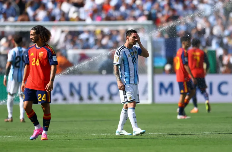 Lionel Messi dell'Argentina, al centro, e Marc Cucurella dello Spagna, a sinistra, durante la pausa di idratazione del secondo tempo della finale
