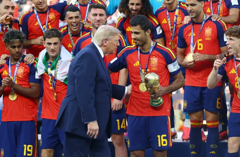 Il presidente degli Stati Uniti Donald Trump viene accolto dal capitano della Spagna Rodri prima del sollevamento del trofeo della Coppa del Mondo