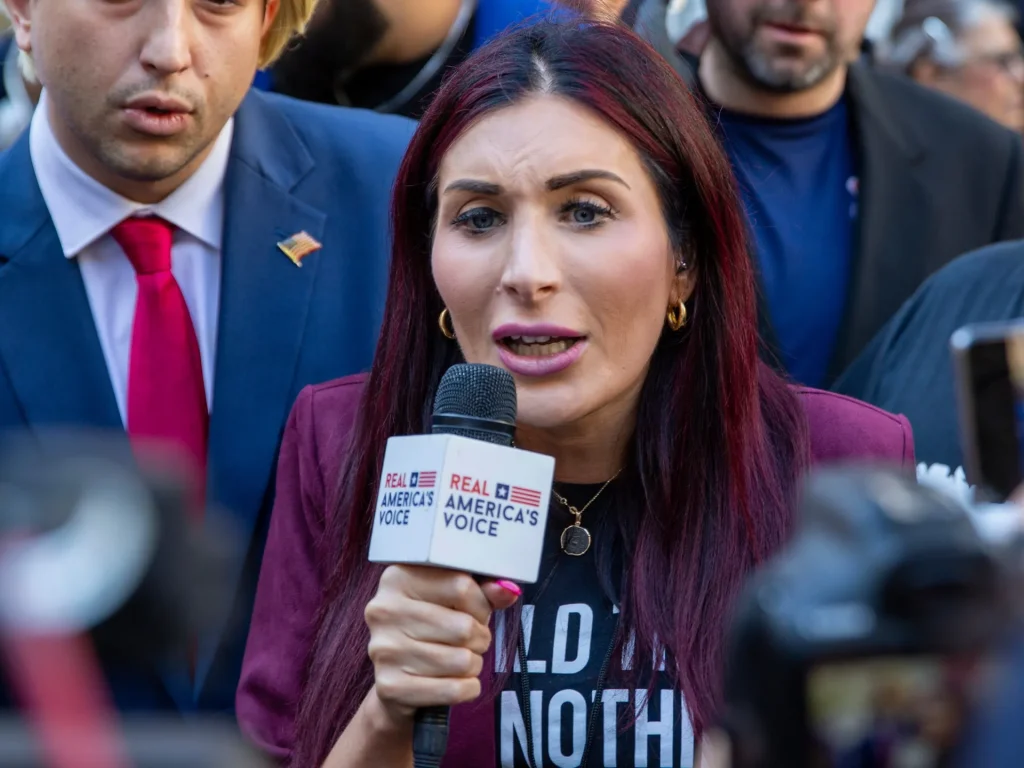 L'ucraino Zelenskyj incontra l'attivista statunitense di estrema destra Laura Loomer