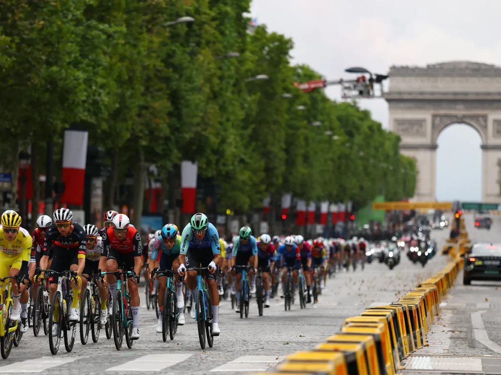 La fase finale del Tour de France è stata accorciata mentre le squadre di emergenza affrontano gli incendi