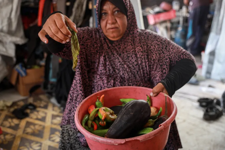 Manal Hamed afferma che le verdure fresche si deteriorano il giorno successivo a causa del caldo estremo e della mancanza di refrigerazione.[Abdelhakim Abu Riash/ Oltre La Linea] 