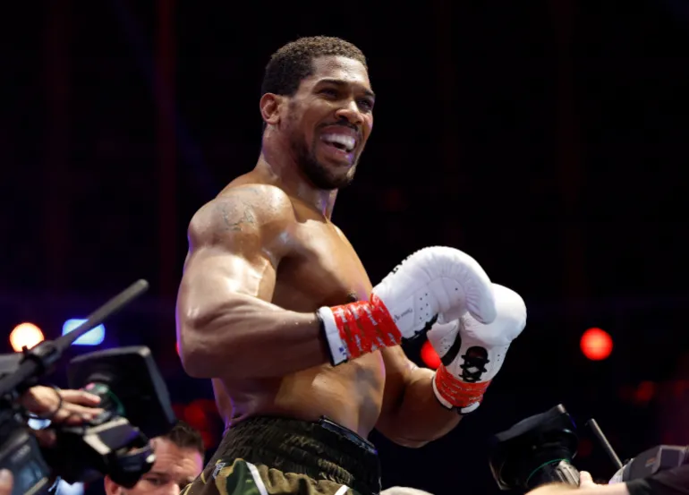 Boxe - il ritorno - Anthony Joshua v Kristian Prenga - Jeddah Superdome, Jeddah, Arabia Saudita - 26 luglio 2026 Anthony Joshua festeggia dopo aver vinto la sua lotta contro Kristian Prenga con un knockout tecnico REUTERS/Ibraheem Abu Mustafa IMMAGINI TPX DEL GIORNO