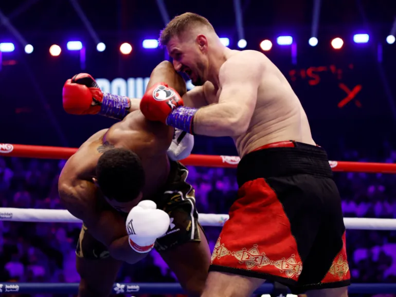Boxe - il ritorno - Anthony Joshua v Kristian Prenga - Jeddah Superdome, Jeddah, Arabia Saudita - 26 luglio 2026 Kristian Prenga in azione con Anthony Joshua durante la loro lotta dei pesi massimi REUTERS/Ibraheem Abu Mustafa