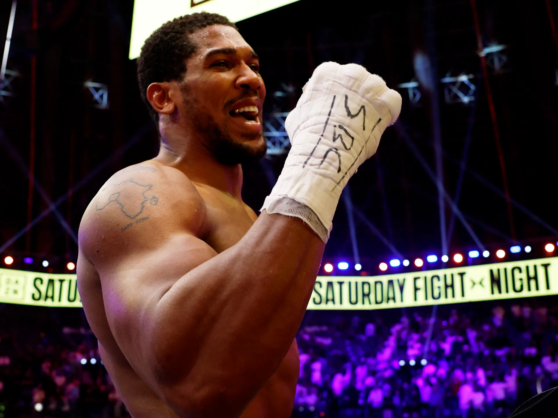 Joshua torna due volte per eliminare Prenga e organizzare lo scontro con Fury