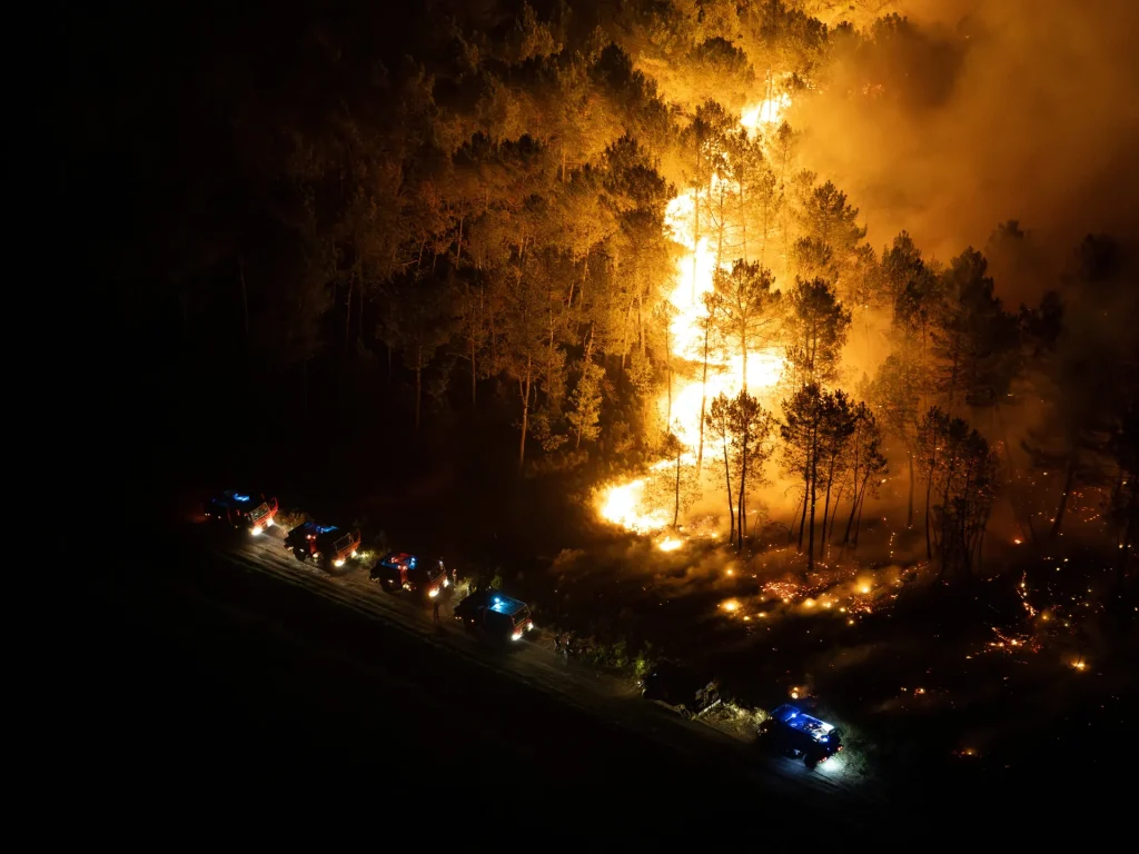 Gli incendi si diffondono in Grecia e Turchia mentre il capo dell’UE sollecita un’azione per il clima