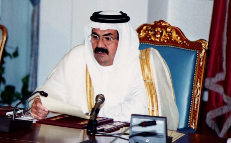 L'emiro Sheikh Hamad si rivolge alla prima riunione del suo gabinetto a Doha il 30 ottobre 1996 [Reuters]