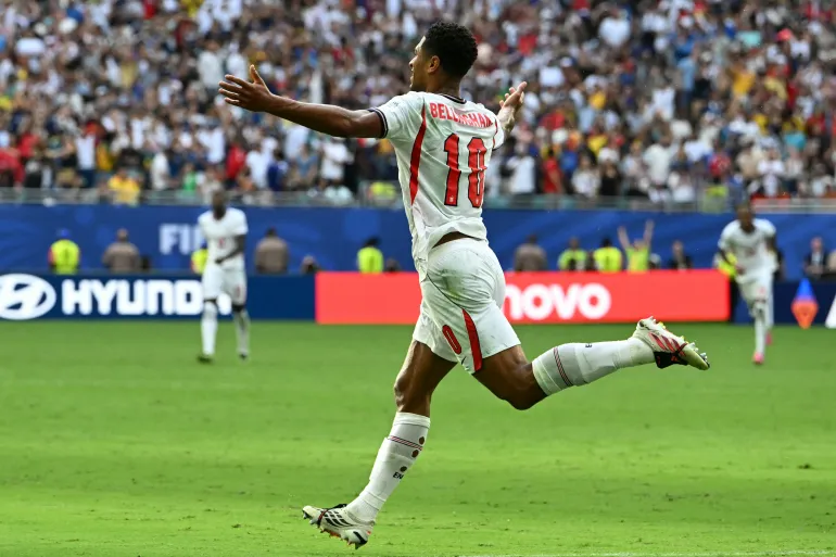 Il centrocampista inglese n. 10 Jude Bellingham celebra il sesto gol della sua squadra durante la partita per il terzo posto del torneo di calcio della Coppa del mondo 2026 tra Francia e Inghilterra al Miami Stadium di Miami il 18 luglio 2026.