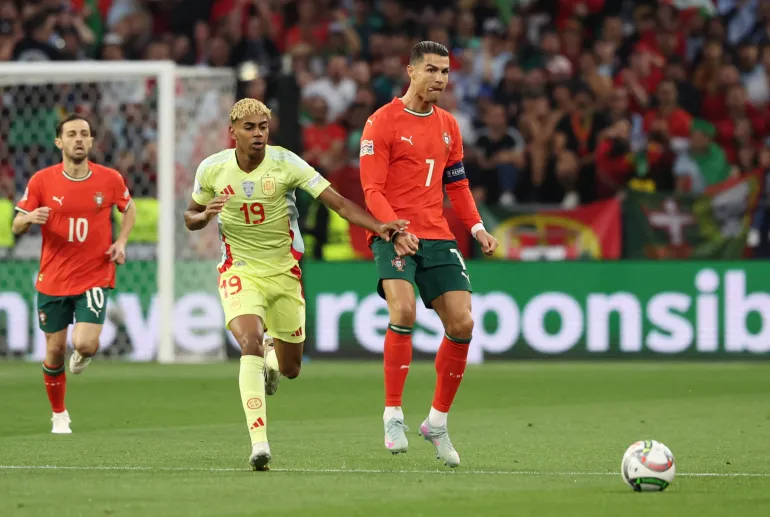 Cristiano Ronaldo e Lamine Yamal in azione.