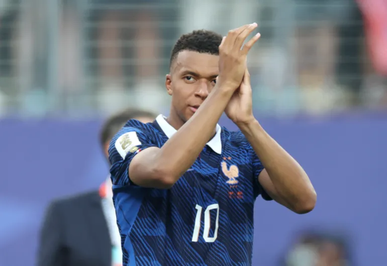 L'attaccante francese n. 10 Kylian Mbappe festeggia dopo aver vinto la partita di calcio dei sedicesimi di finale della Coppa del Mondo 2026 tra Francia e Svezia al New York/New Jersey Stadium di East Rutherford il 30 giugno 2026.