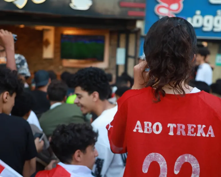 Gli appassionati di calcio egiziani assistono alla partita degli ottavi di finale della Coppa del mondo contro l'Argentina a Giza, in Egitto [Oltre La Linea]