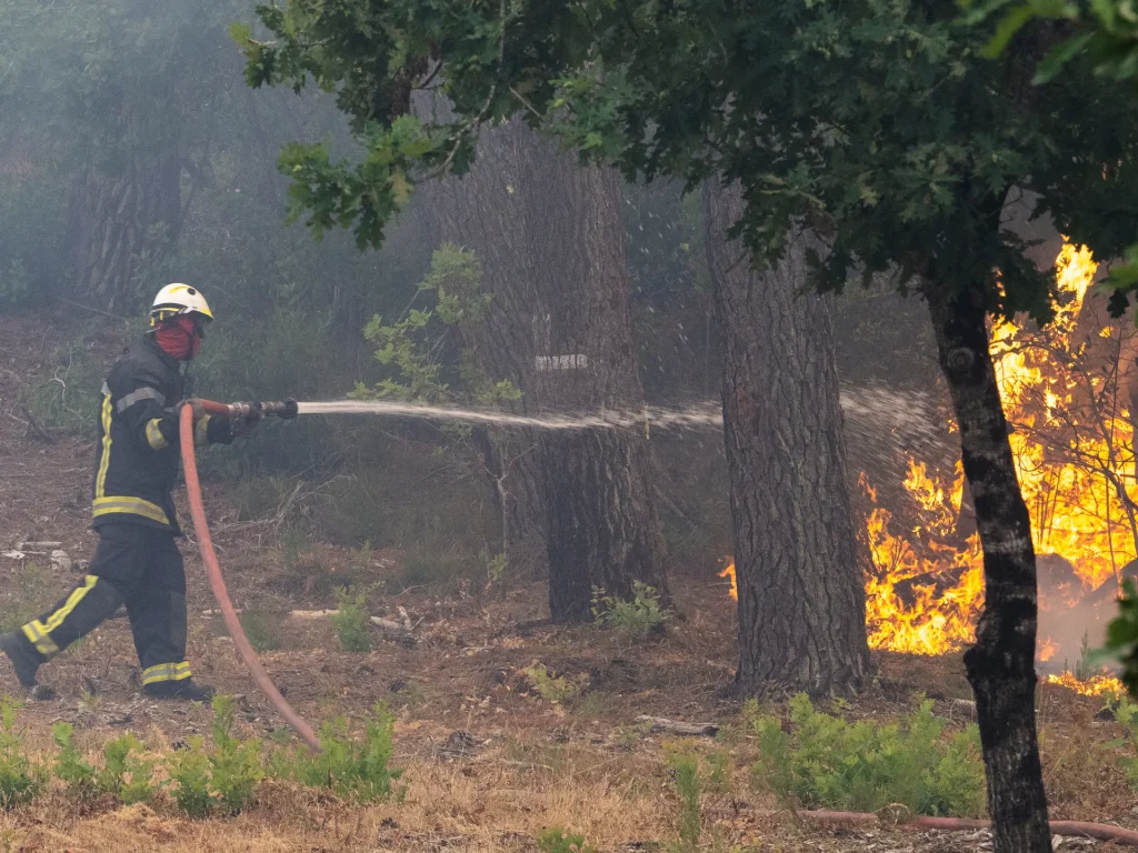 Gli incendi in Spagna e Francia costringono all’evacuazione di oltre 250.000 persone