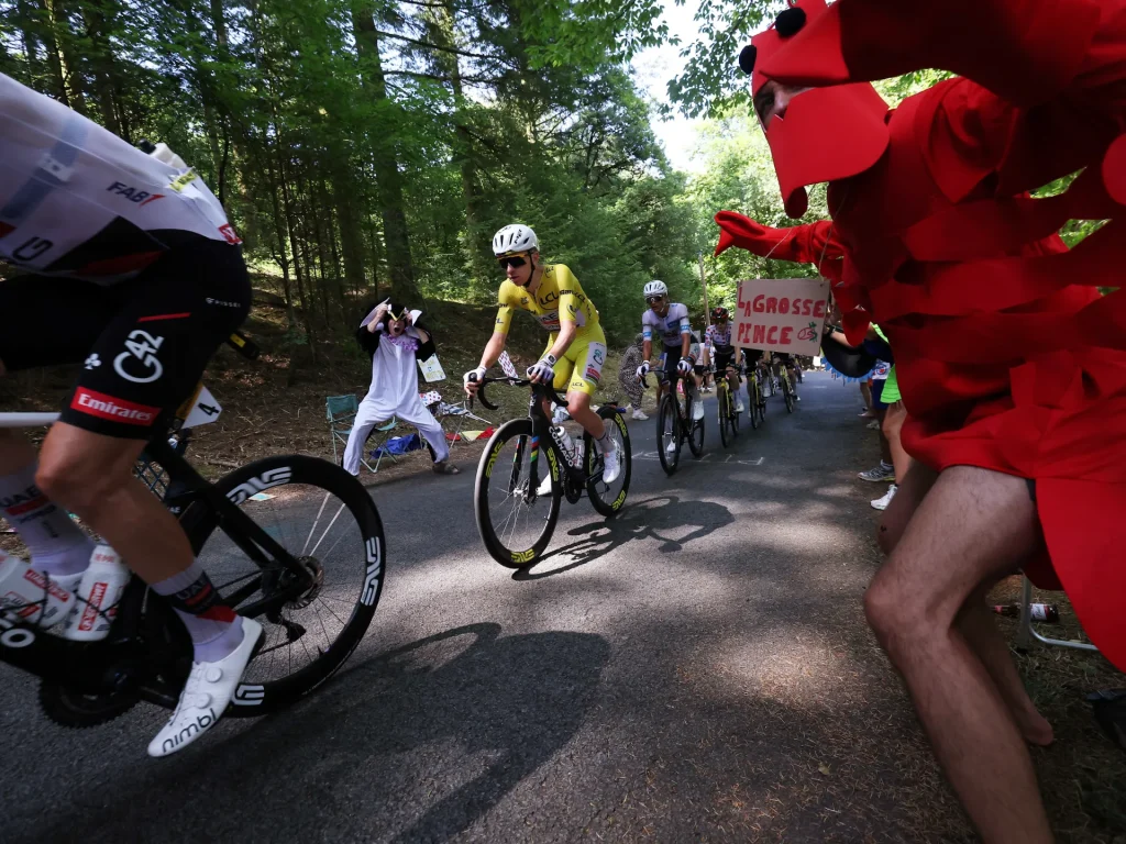 I casi di incidenti e commozioni cerebrali del Tour de France espongono i limiti dei controlli stradali
