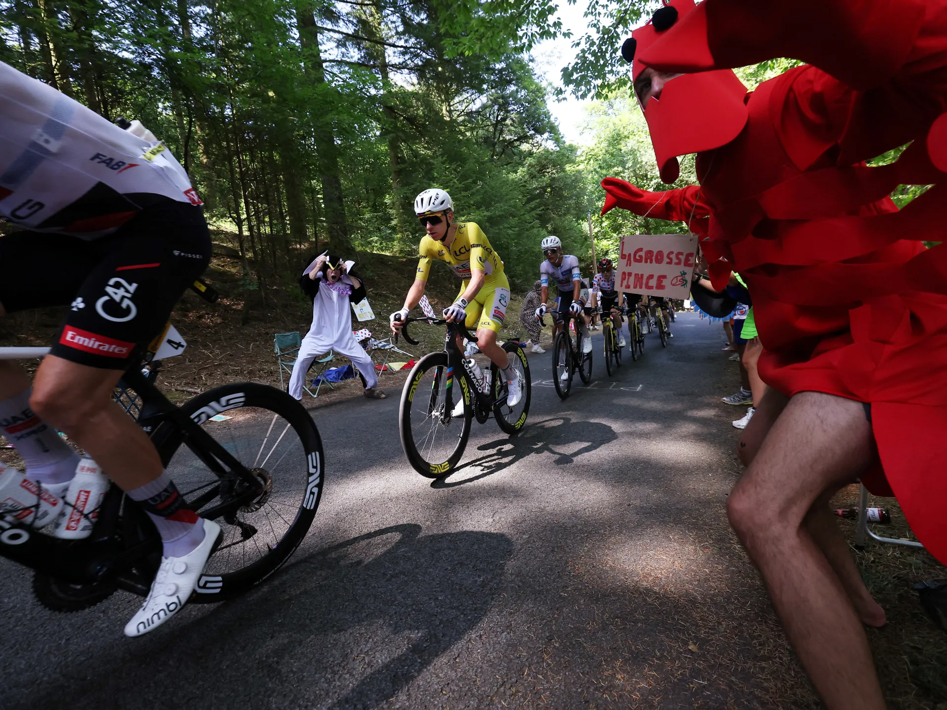 I casi di incidenti e commozioni cerebrali del Tour de France espongono i limiti dei controlli stradali