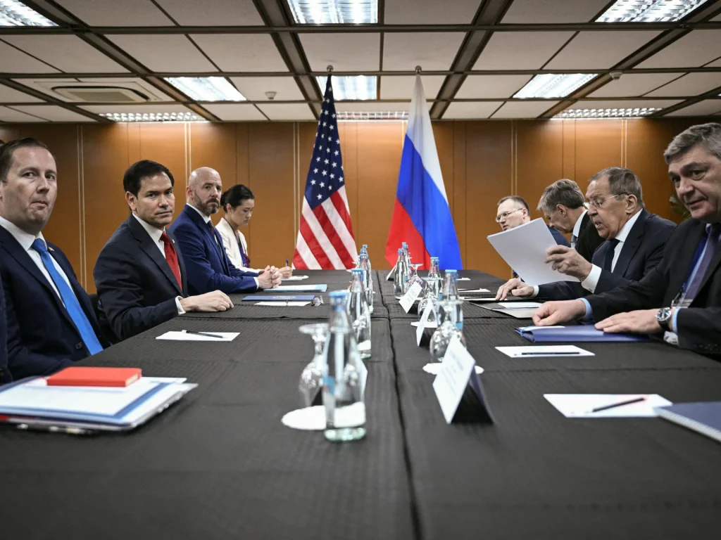 I migliori diplomatici statunitensi e russi discutono della guerra in Ucraina a Manila
