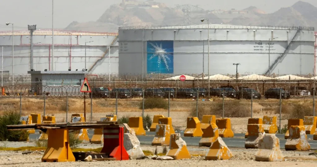 I paesi OPEC+ affermano che aumenteranno la produzione mensile di petrolio