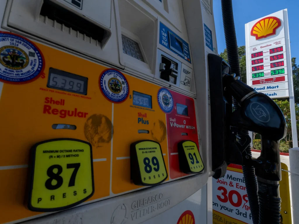 I prezzi della benzina negli Stati Uniti diminuiscono nonostante le continue incertezze con l’Iran