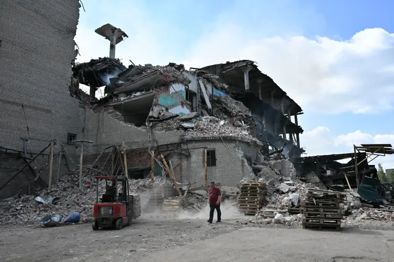 Una vista mostra una fabbrica dolciaria gravemente danneggiata a seguito di un recente attacco, che i funzionari locali insediati dalla Russia hanno definito uno sciopero ucraino, nella città di Gorlivka nella regione di Donetsk, Ucraina controllata dalla Russia, il 17 luglio 2026, nel mezzo del conflitto russo-ucraino in corso.