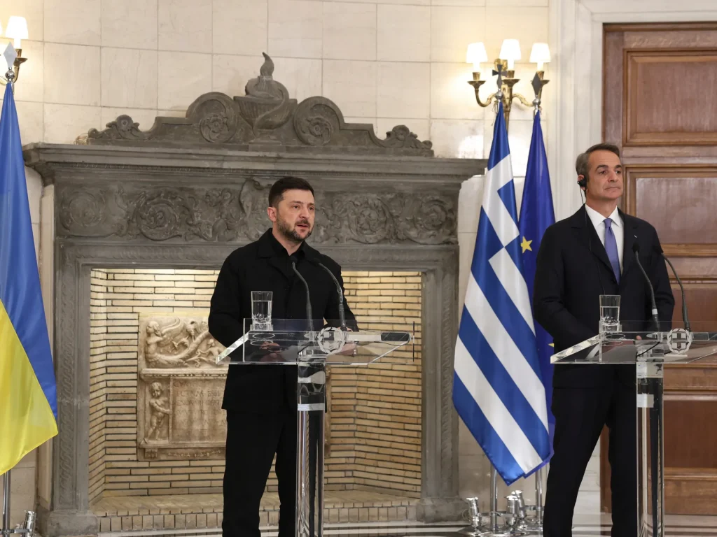 La Grecia si oppone alle sanzioni marittime e bilancia gli aiuti all’Ucraina, temendo la Russia