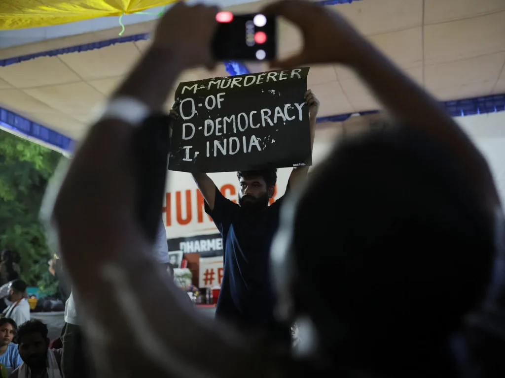 La politica degli scarafaggi in India non è uno scherzo