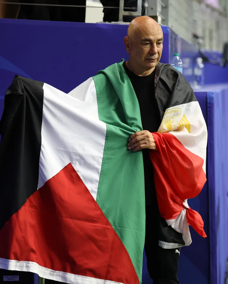 ARLINGTON, TEXAS - 03 LUGLIO: Hossam Hassan, capo allenatore dell'Egitto, tiene la bandiera della Palestina dopo la vittoria della squadra attraverso i rigori durante la partita della Coppa del mondo FIFA 2026 Round di 32 tra Australia ed Egitto al Dallas Stadium il 03 luglio 2026 ad Arlington, Texas. Molly Darlington/Getty Images/AFP (Foto di Molly Darlington / GETTY IMAGES NORD AMERICA / Getty Images tramite AFP)