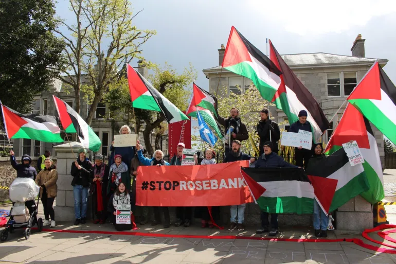 I manifestanti nelle Shetland si oppongono al coinvolgimento di Ithaca Energy, una filiale del gruppo israeliano delek, nel progetto Rosebank [Photos courtesy of the Scottish Palestine Solidarity Campaign]