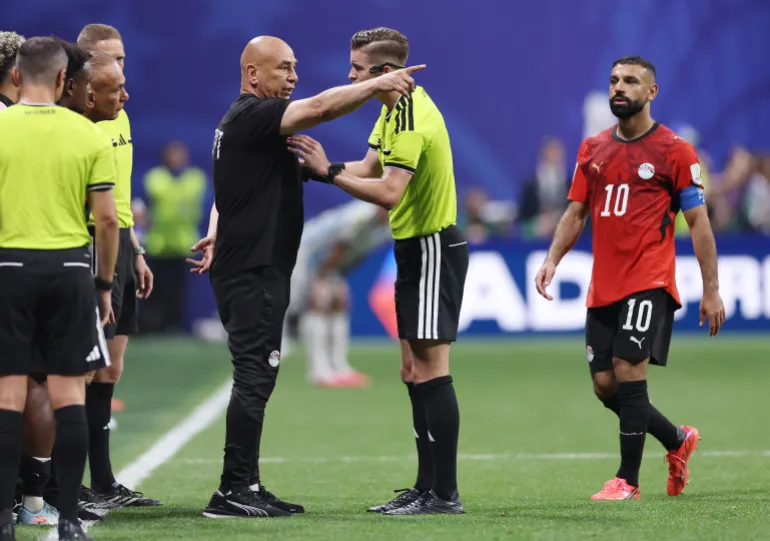 ATLANTA, GEORGIA - 07 LUGLIO: Hossam Hassan, capo allenatore dell'Egitto, discute con l'arbitro Francois Letexier durante la partita della Coppa del mondo FIFA 2026 Round of 16 tra Argentina ed Egitto allo stadio di Atlanta il 07 luglio 2026 ad Atlanta, Georgia. Buda Mendes/Getty Images/AFP (Foto di Buda Mendes / GETTY IMAGES NORD AMERICA / Getty Images tramite AFP)