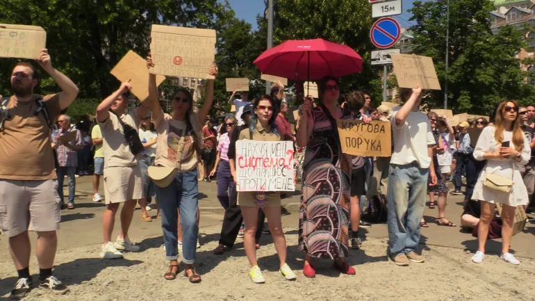 Gli ucraini si sono radunati per protestare contro il licenziamento del ministro della Difesa Mykhailo Fedorov nel centro di Kiev giovedì 16 luglio 2026