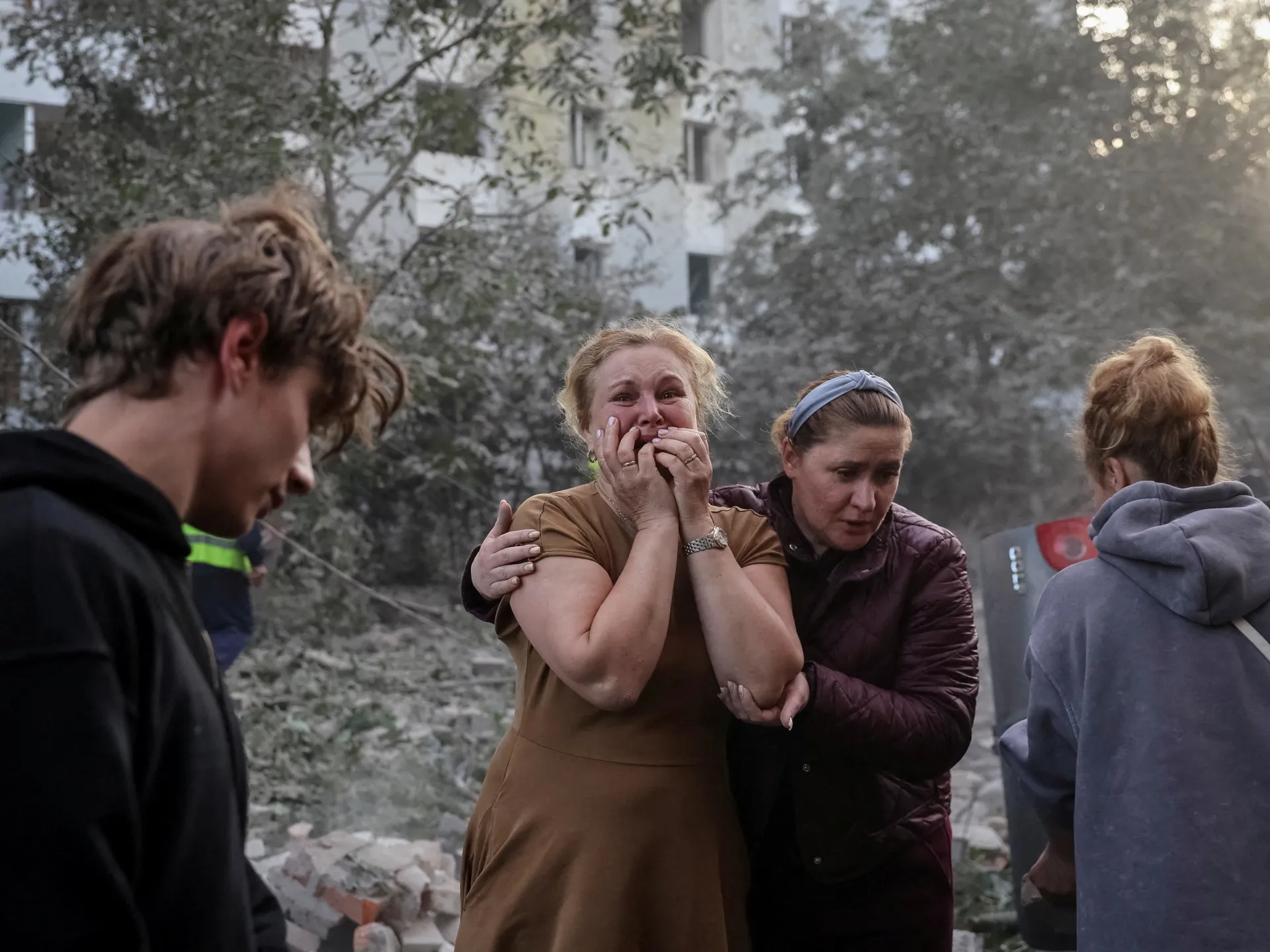Almeno 8 morti mentre la Russia colpisce l'Ucraina un giorno dopo l'avvertimento di Zelenskyj