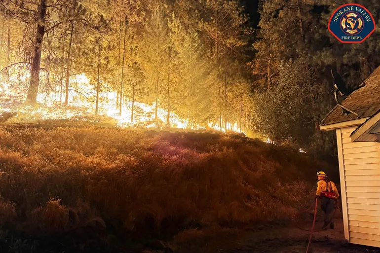 Una foto resa disponibile dai vigili del fuoco di Spokane Valley mostra l'incendio di Fairview a nord-est di Spokane, Washington [EPA]