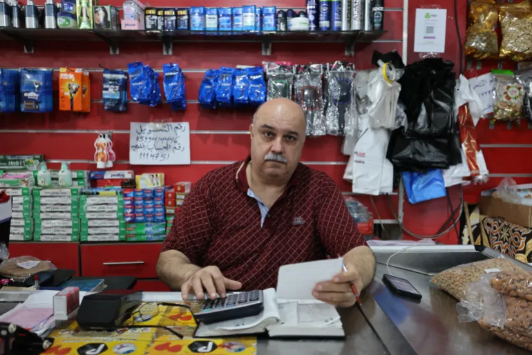 Maher Al-Khudari afferma che molti clienti a Gaza cercano di acquistare beni a credito
