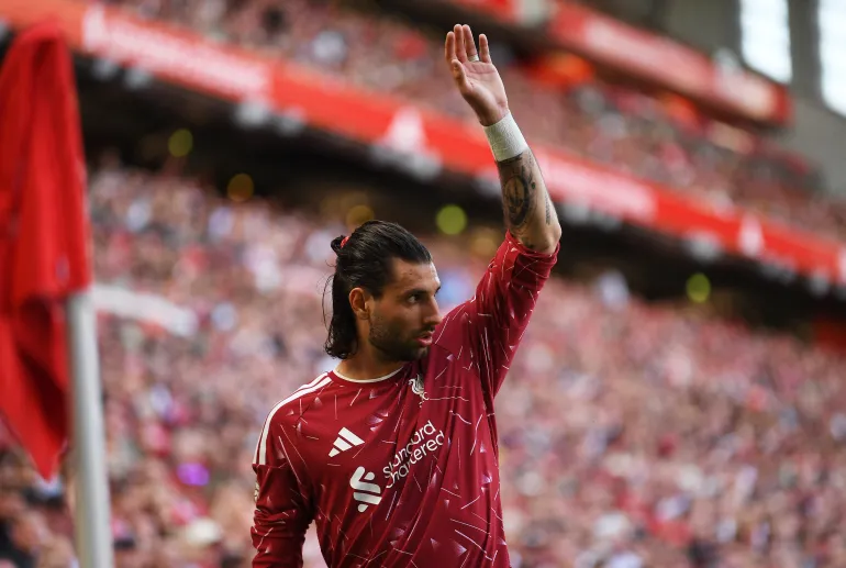 Dominik Szoboszlai del Liverpool fa un gesto mentre si prepara a tirare un calcio d'angolo
