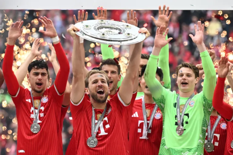 Harry Kane del Bayern Monaco solleva il trofeo mentre festeggia con i compagni di squadra dopo aver vinto la Bundesliga