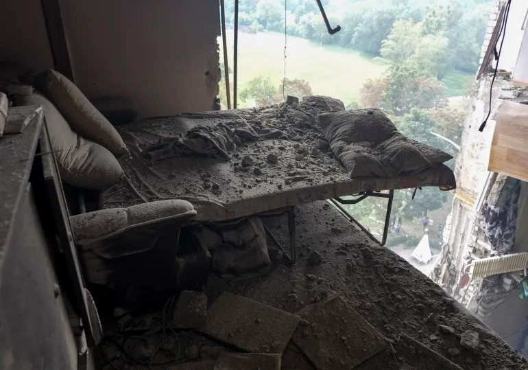 L'interno di un appartamento danneggiato in un condominio colpito da un attacco di droni russi, nel mezzo dell'attacco della Russia all'Ucraina, a Kharkiv, Ucraina, il 9 agosto 2026. REUTERS/Vitalii Hnidyi